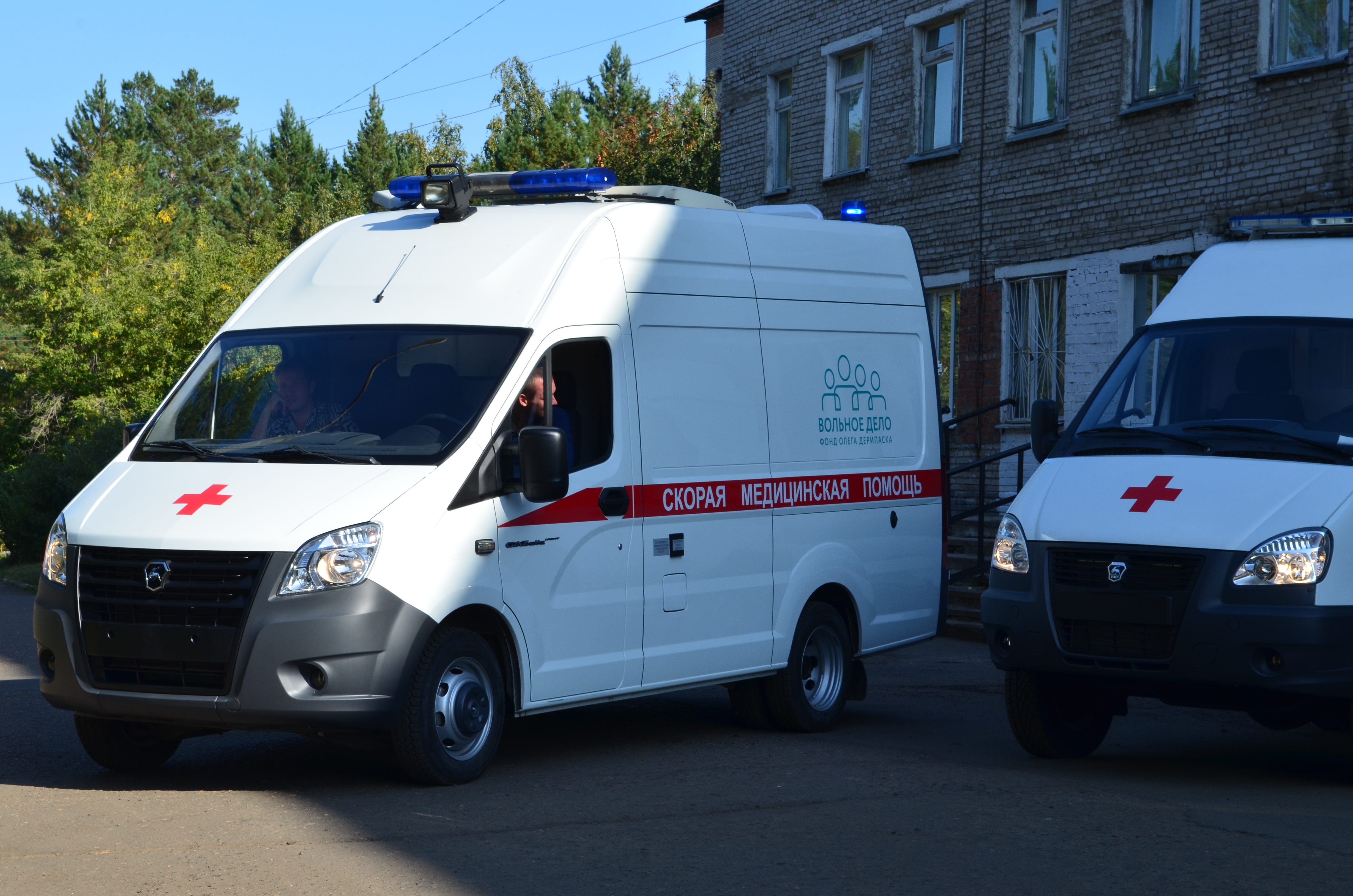 Фонд «Вольное Дело» передал машины скорой помощи в 12 городов России